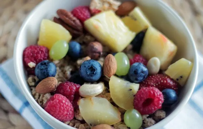 ciotola di frutta frutta secca e cereali