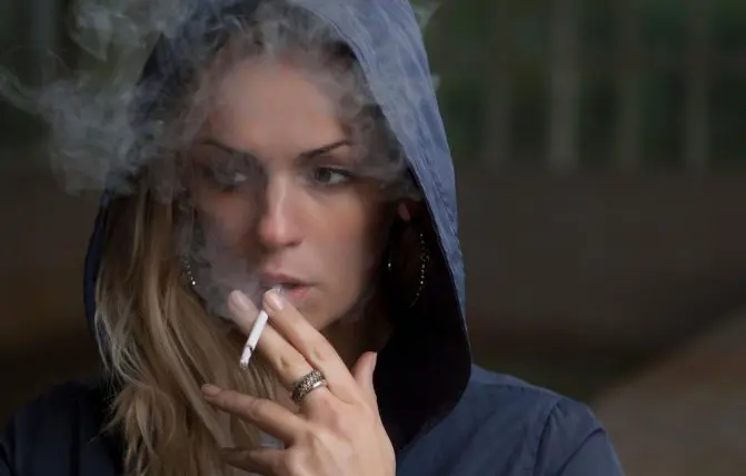 donna che fuma