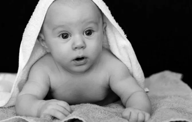 neonato appena lavato avvolto da asciugamano