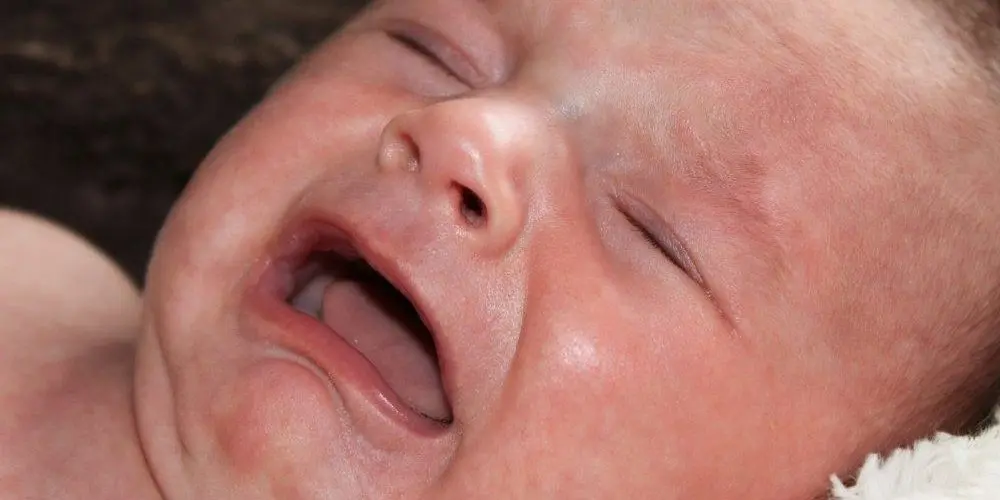 neonato stressato piange