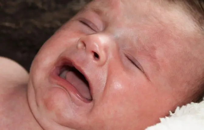 neonato stressato piange