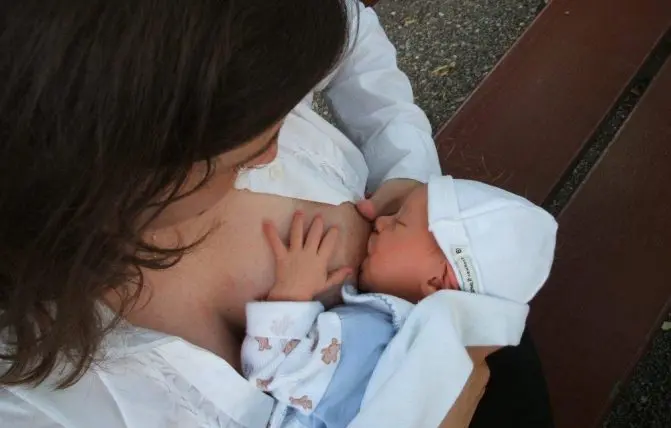 donna allatta neonato