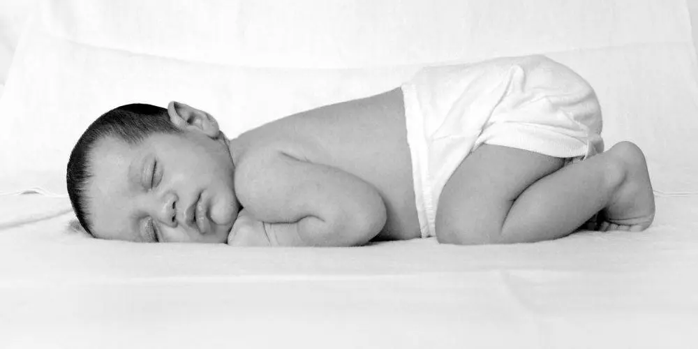 neonato coricato prono con addosso pannolino lavabile