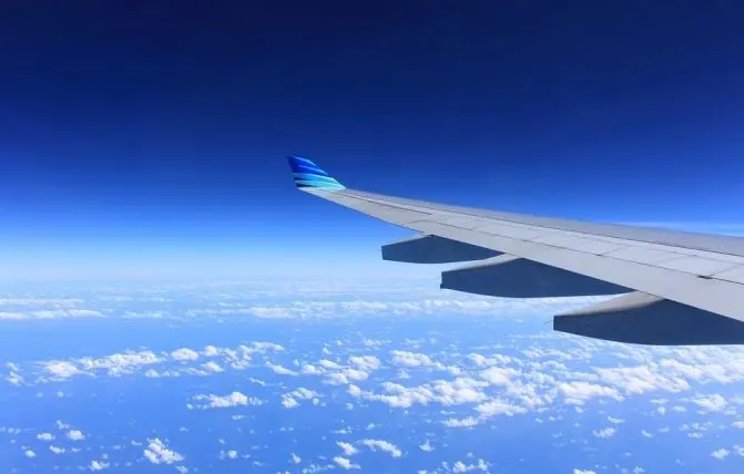 ala di aereo tra le nuvole