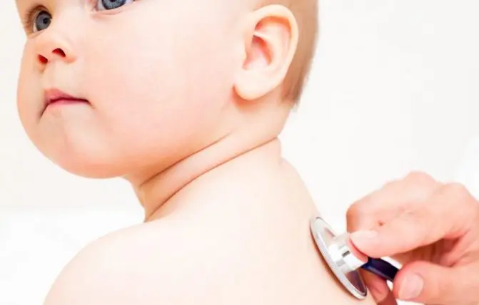 bambino dal medico per il bilancio di salute