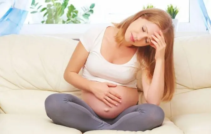 donna in gravidanza con viso sofferente per le contrazioni