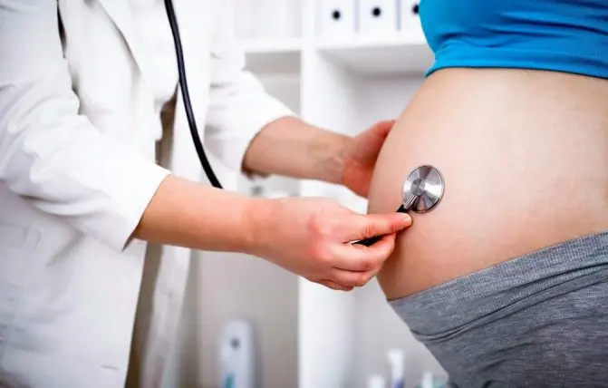 donna in gravidanza svolge esami dal medico
