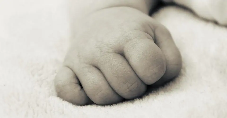 mano chiusa a pugno del neonato