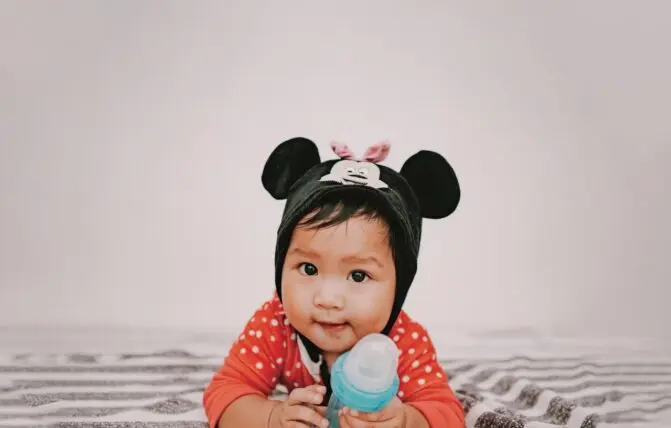 Bambino con biberon