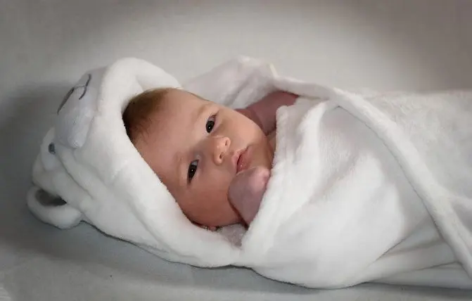 bambino avvolto in un accappatoio