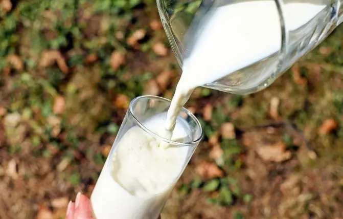 bicchiere pieno di latte vaccino