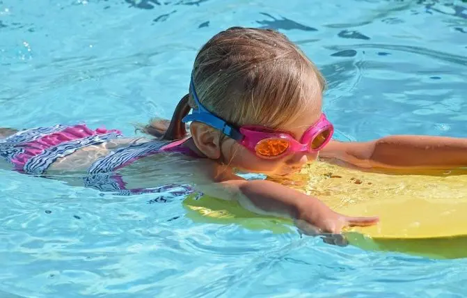 bambina fa sport in piscina
