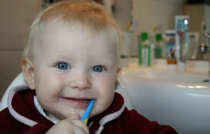 bambino si lava i denti