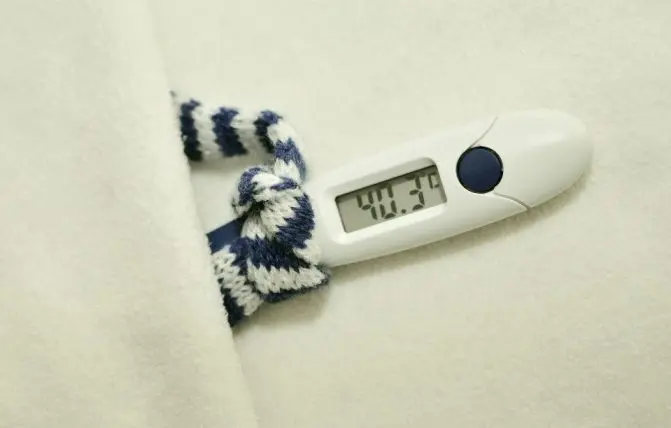 termometro che segna temperatura febbre