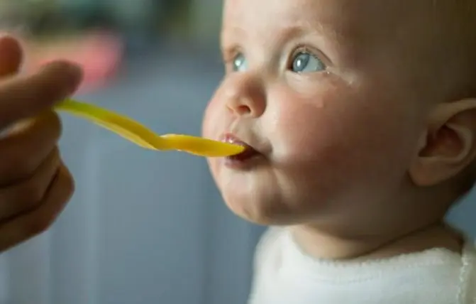 svezzamento del bambino