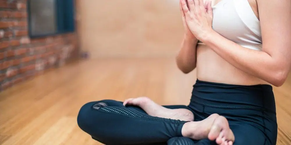 donna effettua esercizi di yoga
