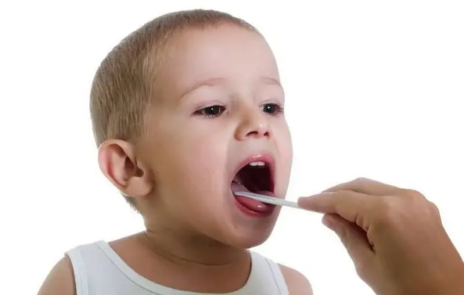 bambino fa il controllo della gola