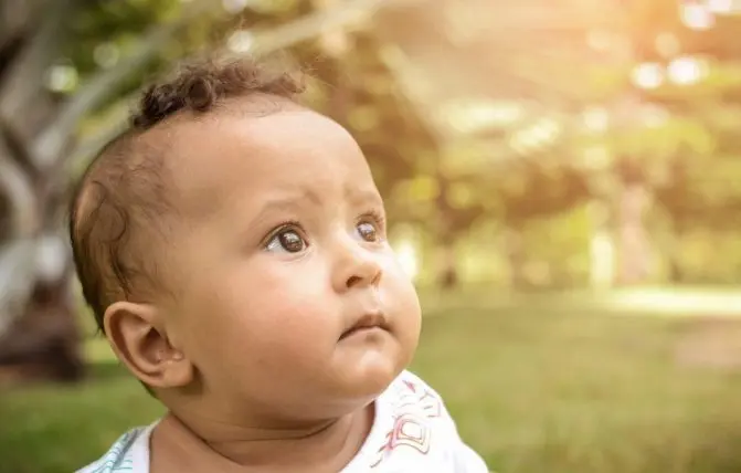 bambino con gli occhi spalancati