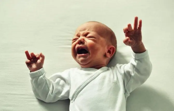 neonato piange disperato per il dolore delle coliche