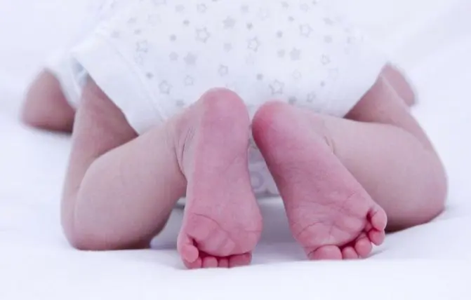 piedinii di neonato con body estivo