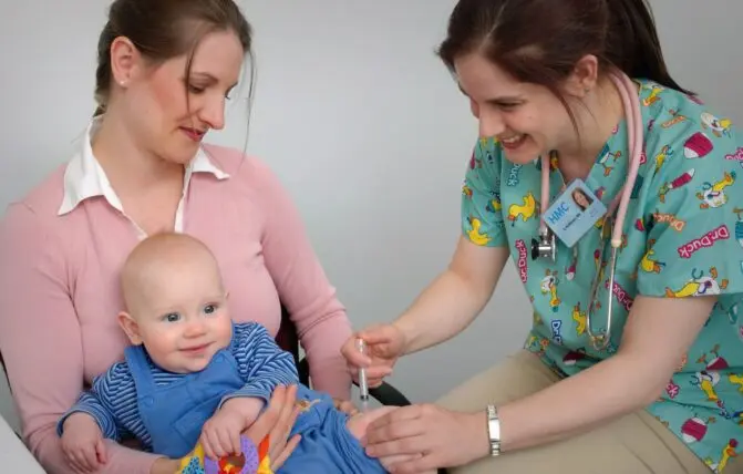 infermiera vaccina un neonato