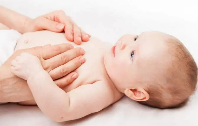 mamma massaggia la pancia del bambino