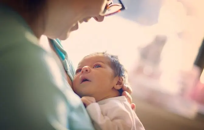 neonato con reflusso guarda la mamma