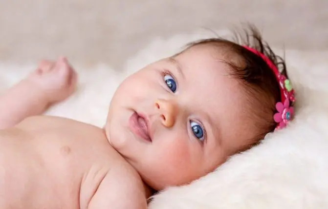 primo piano di bambina sorridente dopo singhiozzo neonati