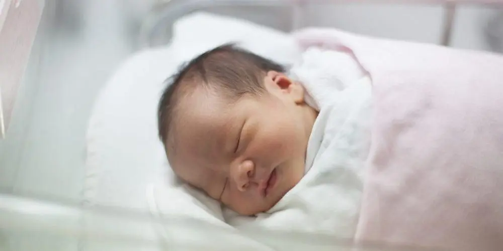 neonato nel reparto neonatale