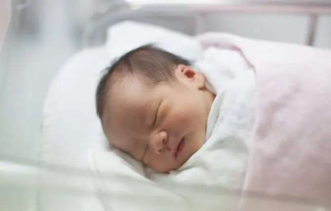 neonato nel reparto neonatale