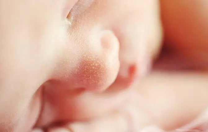 primo piano di neonato che dorme
