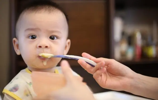 bambino inizia lo svezzamento