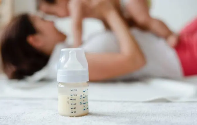 biberon con latte artificiale