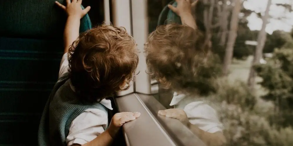 bambino sul treno