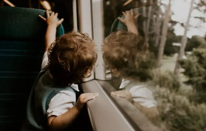 bambino sul treno