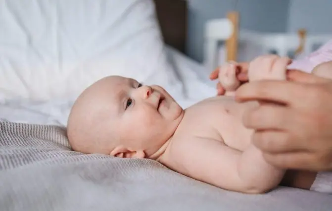adulto tiene le braccia del neonato coricato supino
