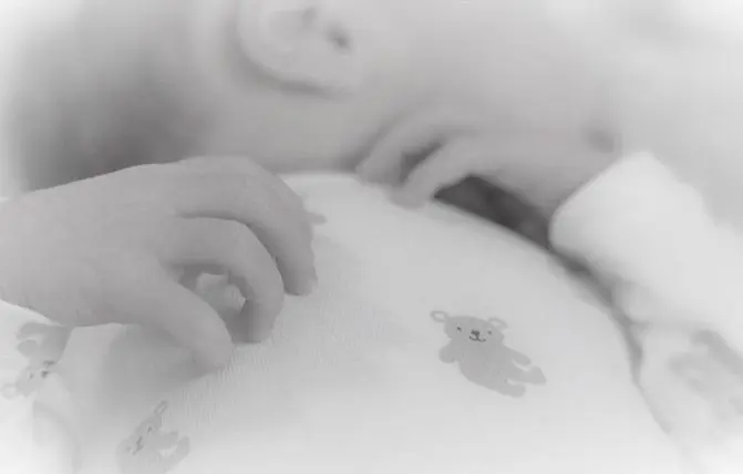 neonato con pigiama con orsetti