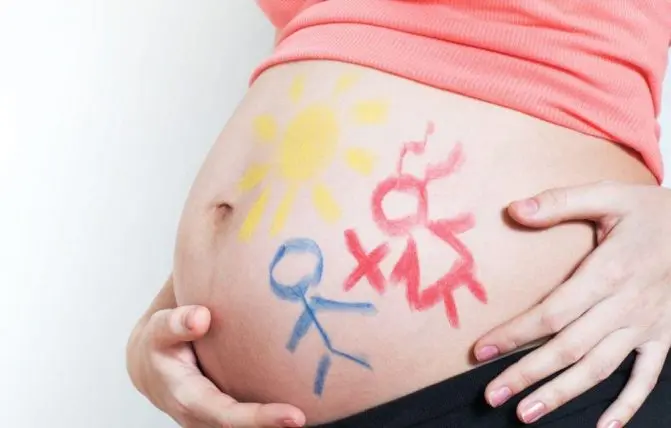 pancione decorato con disegni di un sole e di una coppia di persone stilizzate