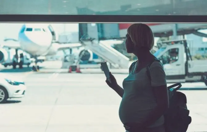 donna in gravidanza in aeroporto
