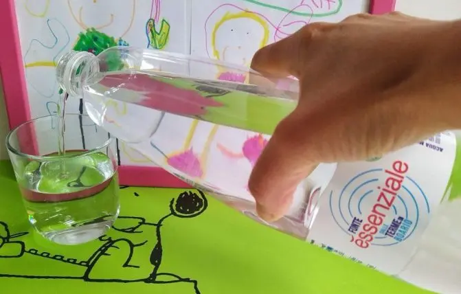 Bottiglia di acqua fonte essenziale