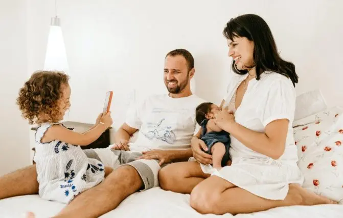 famiglia sul letto con due bambini