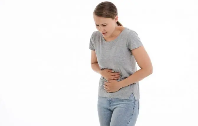 donna con dolore alla pancia