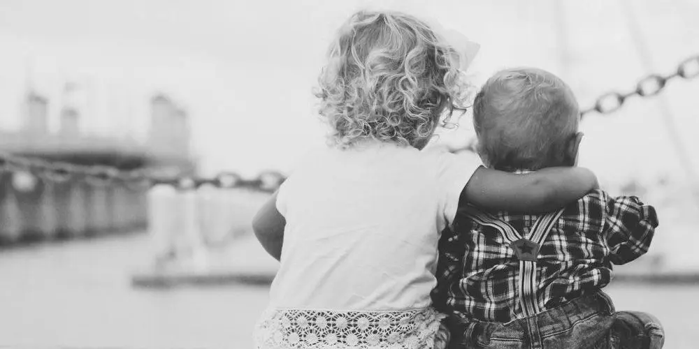 bambini che si abbracciano