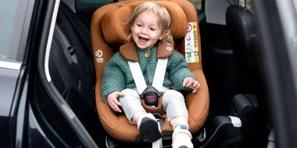 bambino su seggiolino auto