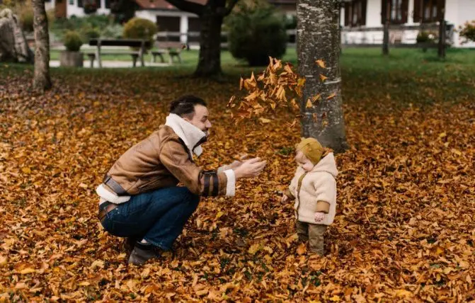 papa e bambino foglie autunno