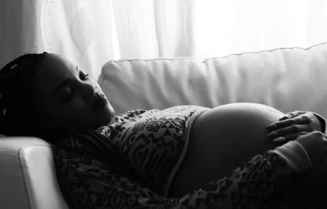 Donna incinta sul divano