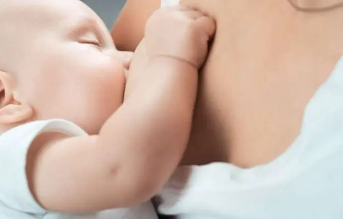 Bambino allattato al seno