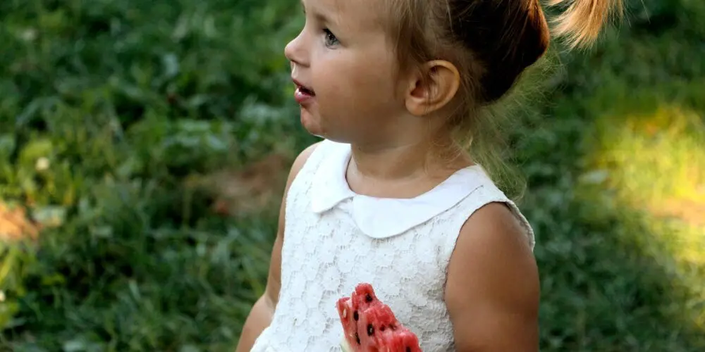 bambina che mangia anguria