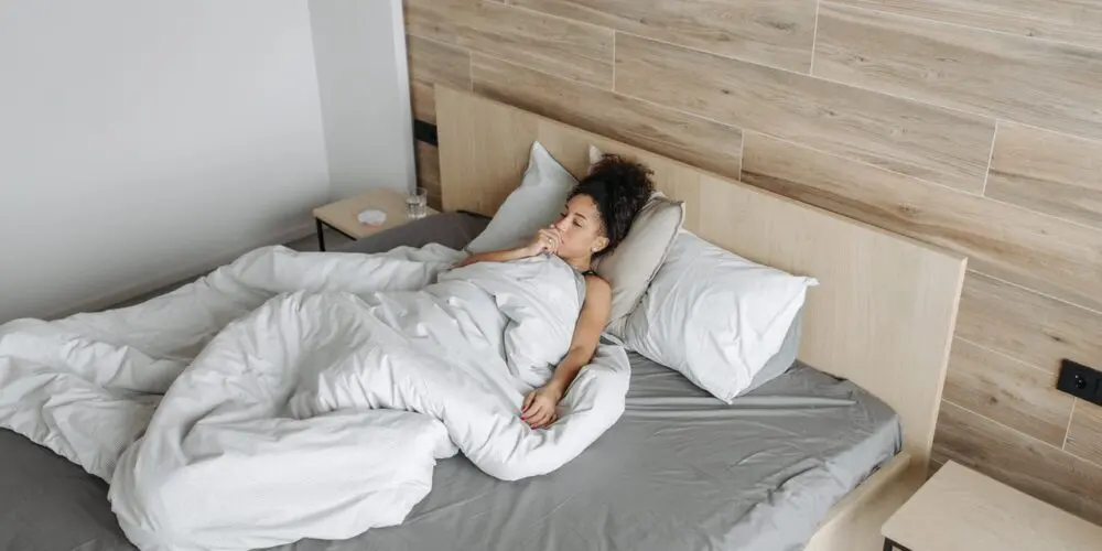 Donna a letto con nausea in gravidanza