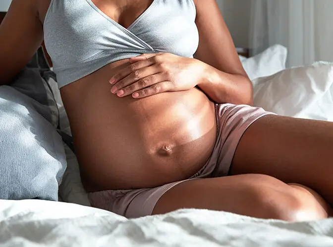 donna incinta accarezza il pancione per prevenire smagliature